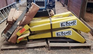 lot 285 image: Lot of 2 Scott Level Lift 800DH Drop Hinge Hoists w Attachments & Hydraulic Hoses (Bid is times the quantity of 2). SEE DESCRIPTION FOR IMPORTANT PICK UP INFORMATION REGARDING THIS ITEM