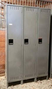 lot 290 image: Vintage Tennsco Steel 3-Bank Lockers