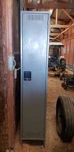 lot 306 image: Vintage Single Bank Tennsco Steel Locker