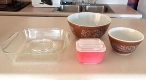 lot 337 image: Pyrex collection including a vintage lidded refrigerator dish, retro mixing bowls and glass baking pan plus