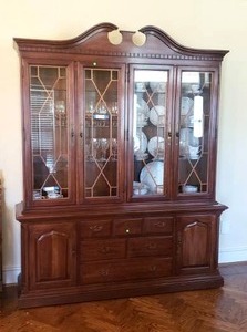 lot 441 image: Thomasville colonial style maple wood China dish cabinet (Contents not included)