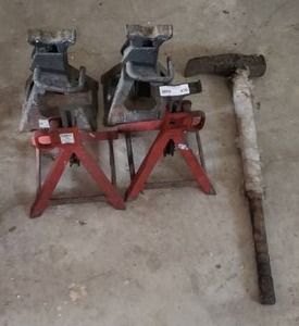 lot 470 image: Drednaut 6000 lbs jack stands and bead breaker sledge hammer