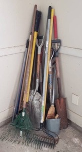 lot 490 image: Assorted gardening tools