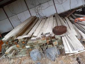lot 550 image: Assorted lumber as shown (Barbed wire rolls not included)