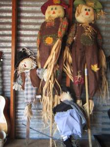 lot 10 image: Yard dcor for fall Halloween scare crows qty 3
