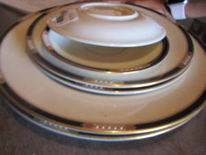 lot 13 image: Presidential Lenox collection plates - 2  dinner plates - 2 saucers - 2 cup plates