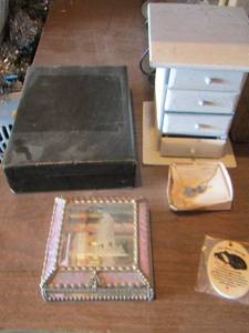 lot 25 image: Jewelry boxes qty 3 & mother & daughter necklace set