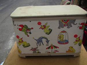 lot 33 image: Vintage circus childs toy box, one hinge on top needs repair