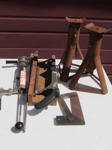 lot 88 image: Set of jack stands- pump - saw