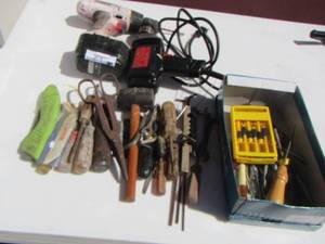 lot 89 image: 38 drill, B&D drill and small hand tools