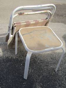 lot 110 image: small metal patio table and 2 folding chairs white