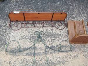 lot 117 image: Green plate holder- hanging coat rack- kitchen shelf