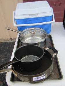 lot 127 image: Rubbermaid cooler pans, some have lids- baking sheet