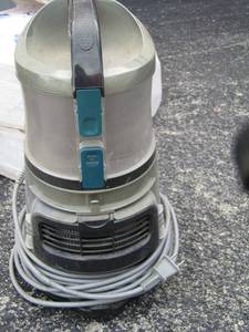 lot 159 image: Older model shark vacuum unknown working condition