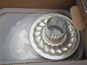 lot 162 image: Misc. lids- bakingoven dishes