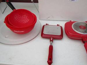 lot 166 image: cooks champion- microwave plate- 3 betty Crocker strainers