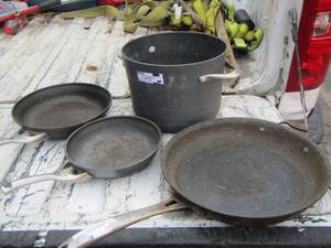 lot 171 image: Cephalon pots and pans no lids- qty 4 all used