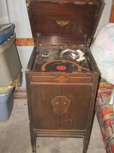 lot 205 image: Vintage victrolla record player- model # VV4-3- -- 92681, needs minor repairs