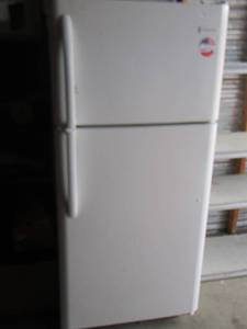 lot 224 image: Frigidaire Refriidgerator   White  great for garage use for cold drinks and such
