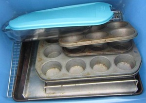 lot 265 image: Kitchen lot- casserole dish with lid- baking sheets- racks- muffin and pizza pans