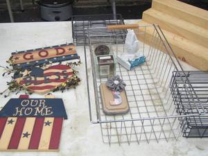 lot 269 image: Spice rack- wire baskets- small home dcor