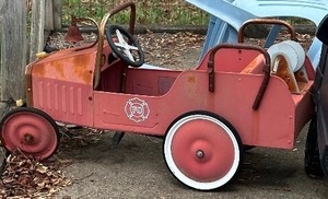 lot 4 image: Vintage Metal PEDAL FIRE TRUCK  -Red kids fire truck has the original pedals