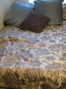 lot 61 image: QUEEN CANOPY BEDDING SET WITH THROW PILLOWS