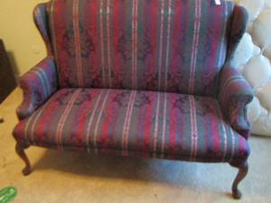 lot 64 image: FLORAL LOVE SEAT QUEEN ANNE LEGS