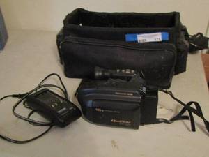 lot 171 image: QUASAR PALMSIGHT 16X PALMCORDER  W CARRY BAG