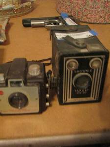 lot 26 image: vintage brownie holiday flash camera and a brownie target six-20 camera
