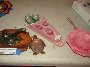 lot 192 image: hanging rose, scissor holder with a pair of scissors, small metal penguin, hanging wooden coat hook