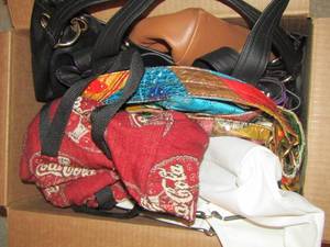 lot 213 image: box of various purses