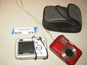 lot 214 image: 2 small cameras, Minolta camera in bag