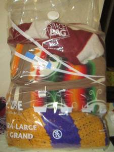 lot 266 image: 2 throw blanket and a yellow and purple quilt
