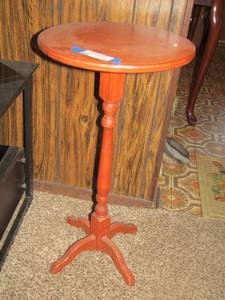 lot 32 image: light brown side table  2513 diameter
