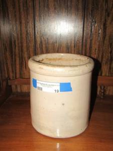 lot 19 image: 1 gallon vintage crock