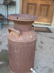 lot 18 image: Vintage milk can 21 tal, l set up with spiket