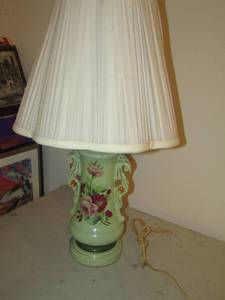 lot 74 image: GREEN FLORAL GLASS LAMP WITH SHADE