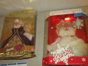 lot 98 image: HOLIDAY BARBIES QTY 2