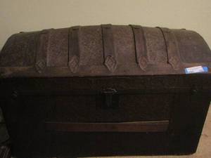lot 105 image: DOMED STEAMER TRUNK  36 X 22 X 19