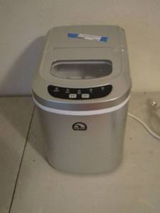 lot 133 image: IGLOO ICE MAKER VERY CLEAN