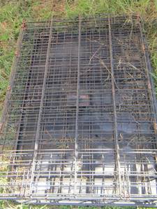 lot 32 image: Small black animal crate