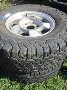 lot 33 image: Truck tirerim