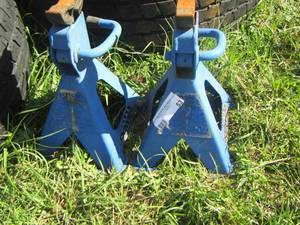 lot 53 image: blue Jack stands qty 2