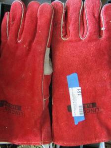lot 151 image: Lincoln electric welding gloves