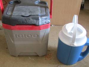 lot 129 image: igloo grey cooler, blue and white handled jug