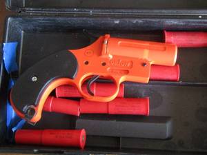 lot 188 image: Orion flare gun with flares