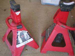 lot 160 image: 2 red jack stands