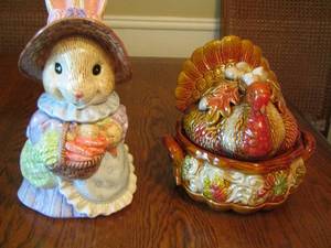 lot 16 image: EASTER COOKIE JAR, THANKSGIVING COOKIE JAR, BOTH IN GOOD CONDITION