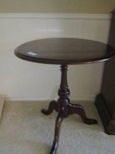 lot 23 image: 25X24 DARK WOOD SIDE TABLE